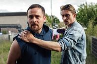 Tatort – Bastian Barthel (Lorris Andre Blazejewski) wird von Adam Schürk (Daniel Sträßer, r.) vorläufig festgenommen.