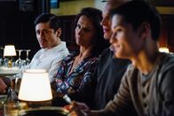 Hanna Svensson - Blutsbande – Drogenboss Davor Mimica (Alexej Manvelov, l.) und seine Mutter Dubravka (Malgorzata Pieczynska, 3.v.r.) führen zur Tarnung ein Restaurant, planen im Hintergrund jedoch millionenschwere Drogenlieferungen nach Schweden.