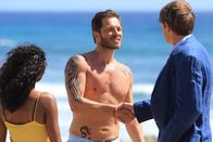 Death in Paradise – Humphrey (Kris Marshall, r.) packt die Eifersucht, als er sieht, wie attraktiv Camilles Freund Nicky (Paul Sculfor, M.) ist. Camille (Sara Martins, l.) hat ihren alten Bekannten um Hilfe in dem Fall gebeten.