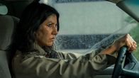 Twisted Metal – Quiet (Stephanie Beatriz) flieht in einem gestohlenen Polizeifahrzeug und hinterlässt dabei eine Spur aus Chaos und Zerstörung.