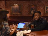 New Girl – Cece (Hannah Simone, l.) möchte ihre Modelagentur endlich zum Laufen bringen und freut sich über die Unterstützung von Winston (Lamorne Morris, r.), bis der erste Kunde auftaucht.