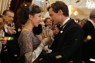 Das Sacher. In bester Gesellschaft – Im Hotel Sacher läuten Martha (Julia Koschitz, l.) und Maximilian Aderhold (Florian Stetter, r.) das neue Jahr ein.