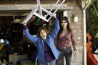 The Middle – Hat ihren Kampfgeist entdeckt: Frankie (Patricia Heaton, l.) geht auf ihre Nachbarin Rita (Brooke Shields, r.) los ...