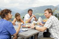 Der Bergdoktor – Martin (Hans Sigl, 2.v.re.) eröffnet Lisbeth (Monika Baumgartner, li.), Lilli (Ronja Forcher, 2.v.li.) und Hans (Heiko Ruprecht, re.), dass er zur Rettung des Hofs eine Stelle in München annehmen wird.