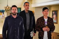 Single Parents – (v.l.n.r.) Will Cooper (Taran Killam); Douglas Fogerty (Brad Garrett); Miggy Park (Jake Choi)