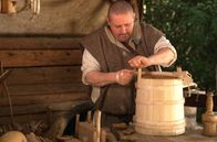 Handwerkskunst! – Handwerk wie im Mittelalter: Küfer Ernst Schwarz befestigt den selbstgeschnitzten Griff Uhr im SWR. Handwerk wie im Mittelalter: Küfer Ernst Schwarz befestigt den selbstgeschnitzten Griff am Holzeimer aus Fichtenholz.