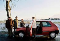 Krauses Fest – Krause (Horst Krause, li.) und Forstarbeiter Liebmann (Dominique Horwitz) versuchen das Auto wieder flottzukriegen, mit dem Marie Dost (Gabriela Maria Schmeide) und ihr Sohn Fabian (Enno Trebs) kurz vor Schönhorst liegen geblieben sind.