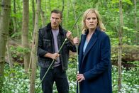 SOKO Leipzig – Moritz Brenner (Johannes Hendrik Langer, l.) und Ina Zimmermann (Melanie Marschke, r.) durchkämmen den Wald auf der Suche nach dem Opfer ihres neuesten Falls.
