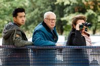Rentnercops – Hui (Aaron Le, l.) und Günter (Peter Lerchbäumer, M.) beobachten das Cafe aus der Ferne. Hannah (Swetlana Schönfeld, r.) benutzt einen Feldstecher.