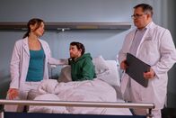In aller Freundschaft – Die beiden PJler Luisa Lindner (Luisa Wietzorek, li.) und Hans-Peter Brenner (Michael Trischan, re.) teilen sich die Anamnese von Stefan Meier (Maximilian Klas, mi.). Doch langsam reißt Brenner der Geduldsfaden. Luisa fällt ihm ständig ins Wort, spielt sich in den Vordergrund und demütigt Brenner.