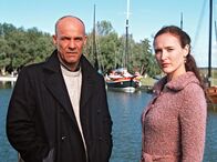 Der Bernsteinfischer – Noch ahnt Marina (Deborah Kaufmann) nicht, dass Jacob alias Tom (Heiner Lauterbach) der Vater ihres Adoptivsohnes ist.