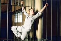 Hinter Gittern - Der Frauenknast – Neuzugang Cobra (Daniela Schober) will so schnell wie möglich aus Reutlitz fliehen. Und als "Schlangenfrau" stehen ihr ungeahnte Möglichkeiten zur Verfügung: Sie kann wie eine Katze klettern und sich sogar durch die Gitterstäbe der Schleusengitter schlängeln...