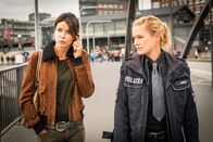 Notruf Hafenkante – Jasmin (Gerit Kling, l.) ist mit Franzi (Rhea Harder-Vennewald, r.) auf dem Weg ins Revier. Im EKH war es nicht möglich, den Standort des entführen Mädchens zu orten, das sie am Telefon hat.
