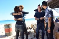 MacGyver – Als MacGyver (Lucas Till, 2.v.l.) und das Team nach Hawaii reisen, um bei der Erdbeben-Hilfsaktion zu helfen, tun sie sich mit Chin (Daniel Dae Kim, r.) und Kono (Grace Park) von Hawaii-Five-O zusammen, um eine Gruppe von Regierungswissenschaftlern zu retten, die in einem Gebäude gefangen sind. Jedoch nutzt ein Killerkommando das Chaos der Rettung als Ablenkung, um streng geheime Waffen von den Wissenschaftlern zu klauen ...