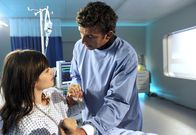 Der Bergdoktor – Stefanie (Diane Willems, l.) will das Krankenhaus verlassen. Martin (Hans Sigl, r.) beschwört sie, sich behandeln zu lassen.