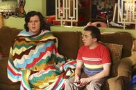 The Middle – Ahnen nicht, dass ihre Mutter im ganzen Haus verzweifelt nach einem Geschenk sucht, das sie vor Monaten gekauft und dann versteckt hat: Axl (Charlie McDermott, l.) und Brick (Atticus Shaffer, r.) ...