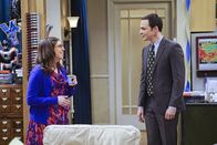 The Big Bang Theory – Weil Sheldon (Jim Parsons, l.) Amys (Mayim Bialik, l.) Geburtstag unvergesslich gemacht hat, will sie dies erwidern und mit seinen Freunden eine Party für ihn schmeißen. Sheldon ist zunächst jedoch wenig begeistert von dieser Idee ...