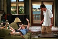 Two and a Half Men – Jake (Angus T. Jones, l.) hat eine Freundin und tauscht mit ihr am Telefon sexuelle Anspielungen aus. Charlie (Charlie Sheen, r.) kann es nicht fassen ...