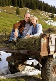 Pilgerfahrt nach Padua – Nach anfänglichem Zwist finden Gundula (Gisela Schneeberger) und Benno (Herbert Knaup) doch noch zusammen.