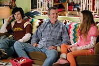 The Middle – Es ist mal wieder Valentinstag und Axl (Charlie McDermott, l.) hat eine grandiose Idee, wie er und seine Freunde viel Geld verdienen können. Mike (Neil Flynn, M.) schickt unterdessen eine Liebes-SMS für Frankie aus Versehen an einen Kollegen und Sue (Eden Sher, r.) erwartet eine freudige Überraschung ...