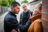 Notruf Hafenkante – Tomas (Filip Grujic, l.) und Pavel (Ilir Rexhepi, M.) drohen Nelly (Lisa Marie Fix, r.): wenn sie nicht innerhalb von 2 Stunden das fehlende Crystal Meth zum vereinbarten Treffpunkt bringt, werden sie ihrer Mutter einen Besuch abstatten.