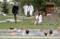 Der Kommissar und die Alpen – Rocco (Marco Giallini, li.) ermittelt unter den Gästen eines Wellness-Hotels.