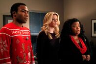 Community – Für Shirley (Yvette Nicole Brown, r.), Troy (Donald Glover, l.) und Britta (Gillian Jacobs, M.) ist der besinnliche Weihnachtsabend ruiniert, als sie von ihrer versauten Geschichtsnote erfahren. Doch wer aus der Lerngruppe hat seinen Arbeitsteil nicht vertrauensvoll erledigt?