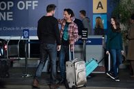 Community – Es heißt Abschied nehmen: Jeff (Joel McHale, l.) bringt seine Freunde zum Flughafen, denn für Annie (Alison Brie, r.) geht es nach Washington zum F.B.I. und für Abed (Danny Pudi, M.) geht es nach Kalifornien als Produktionsassistent bei einer Sitcom ...