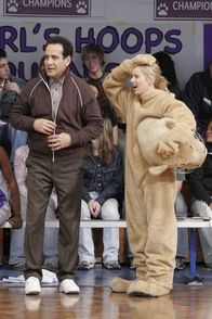 Monk – Monk (Tony Shalhoub) wird von Natalies (Traylor Howard) Tochter beauftagt, den mysteriösen Tod ihrer Sportlehrerin aufzuklären. Dafür wird er Natalies Co-Trainer und genießt bald sein neues Dasein als 'Coach Monk'. Leider hat Coach Monk nicht die leiseste Ahnung von Basketball...