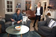 Rote Rosen – Britta (Jelena Mitschke, r.) hält es nach wie vor für richtig, das Ben (Hakim Michael Meziani, l.) Tina die Wahrheit gesagt hat.