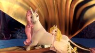 Mia and me - Abenteuer in Centopia – Lyria zeigt stolz ihr kleines Einhornfohlen: Onchao, das sich schon gut eingelebt hat.