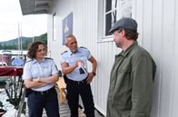 WaPo Bodensee – Julia Demmler (Wendy Güntensperger, l.), und Paul Schott (Tim Wilde, M.) befragen Anton Kukies (Mathias Harrebye-Brandt, l.), der seinem Bruder ein Alibi gibt.