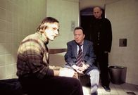 Tatort – v.l.n.r.) in der Gefängniszelle verhört.