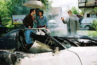 Mit Herz und Handschellen – In Bohns Wagen explodiert eine Autobombe, durch die seine Frau stirbt. Wacker (Jannis Spengler, l.) klärt Nina (Elena Uhlig, M.) und Leo (Henning Baum, r.) über die technischen Details des Anschlags auf ...