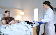 In aller Freundschaft – Dr. Maria Weber (Annett Renneberg) hat bei Frank Geißler (Atef Vogel) Atemaussetzer während des Schlafes festgestellt, die sie weitergehend untersuchen möchte. Frank, der sehr direkt mit Maria flirtet, freut sich, dass sie jetzt wieder für ihn zuständig ist.