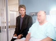 MacGyver – MacGyver (Richard Dean Anderson, l.) und Thornton (Dana Elcar, r.) überlegen, wer einen Grund haben könnte, sich an Pete zu rächen.
