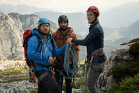 Die Bergretter – Trotz ihrer Verletzungen kämpfen sich Markus (Sebastian Ströbel, l.), David (Matthias Weidenhöfer, M.) und Claudia (Daniela Schulz, r.) weiter zum Gipfel vor, um Hilfe zu holen.