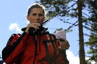 Die Bergretter – Bea (Paula Paul) ist bei der Suche nach der vermissten Carola auf wild verstreute Geldscheine gestoßen.