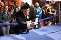 Bones - Die Knochenjägerin – Booth (David Boreanaz) untersucht den Mord an einem kleinwüchsigen Mann, der als aufgehender Stern unter Wrestling-Fans galt.