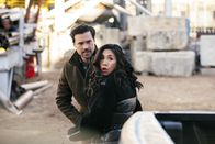 The Equalizer – Carter Griffin (Brett Dalton, l.); Melody 'Mel' Bayani (Liza Lapira, r.)
