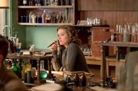 Geheimnis eines Lebens – Die junge Naturwissenschaftlerin Joan Stanley (Sophie Cookson) arbeitet in einem nuklearen Geheimprogramm mit.
