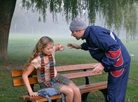 Polizeiruf 110 – Anja (Cornelia Gröschel) und ein Jogger (Chris Lopatta).
