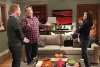 Modern Family – (v.li.) Mitchell (Jesse Tyler Ferguson), Cameron (Eric Stonestreet) und Dr. Miura (Suzy Nakamura)