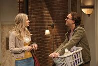 The Big Bang Theory – Penny (Kaley Cuoco, l.) ist entsetzt, dass Leonard (Johnny Galecki, r.) von Alex angebaggert wird und ihm das auch noch gefällt ...