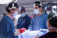 Chicago Med – Chicago Med Staffel 9 Folge 8 Bei der Operation droht etwas schief zu gehen: Devin Kawaoka als Kai Tanaka-Reed, Dominic Rains als Dr. Crockett Marcel Copyright: SRF/NBC Universal