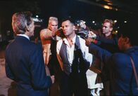 Hudson Hawk - Der Meisterdieb – Hudson Hawk (Bruce Willis, r.) wird von dem CIA-Agenten George Kaplan (James Coburn, l.) und seinen Männern überwältigt.