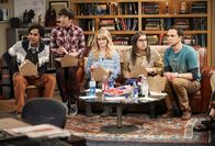 The Big Bang Theory – (v.li.) Kunal Nayyar (Rajesh Koothrappali), Simon Helberg (Howard Wolowitz), Melissa Rauch (Bernadette Rostenkowski-Wolowitz), Mayim Bialik (Amy Farrah Fowler), Jim Parsons (Sheldon Cooper).