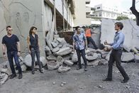 MacGyver – Erdbeben auf Hawaii: Als MacGyver (Lucas Till, r) und Jack (George Eads, l) bei der Bergung von Wissenschaftlern aus einem einsturzgefährdeten Gebäude helfen wollen, lernen sie Kono (Grace Park), 2.v.l.) und Chin (Daniel Dae Kim, 2.v.r.) von Hawaii-Five-0 kennen. Doch wie sich herausstellt, befinden sich in dem Gebäude nicht nur die Forscher, sondern auch ein Killerkommando ...