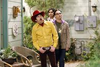 The Big Bang Theory – Die Freunde Leonard (Johnny Galecki, r.), Howard (Simon Helberg, l.) und Raj (Kunal Nayyar, M.) reisen nach Texas, um sich bei Sheldon zu entschuldigen ...