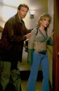 Monk – Darryl Wright (Cameron Daddo, l.) lässt keine Gelegenheit aus, sich an Sharona (Bitty Schram, r.) heranzumachen.